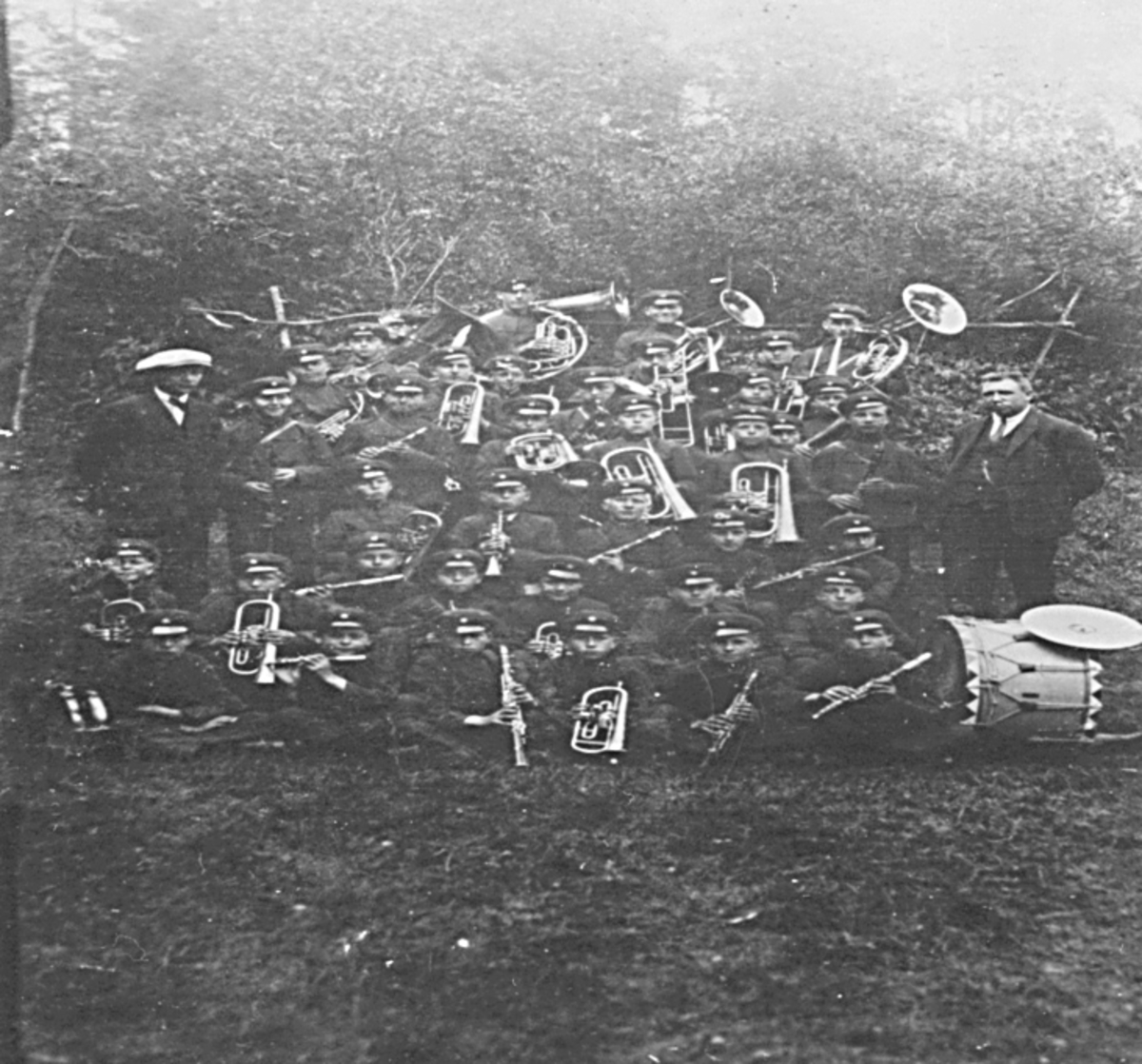 Anno Domkirkeodden, STOR GRUPPE, HAMAR GUTTEMUSIKKORPS MED INSTRUMENTER, MATHIAS SJØLIEN TIL HØYRE