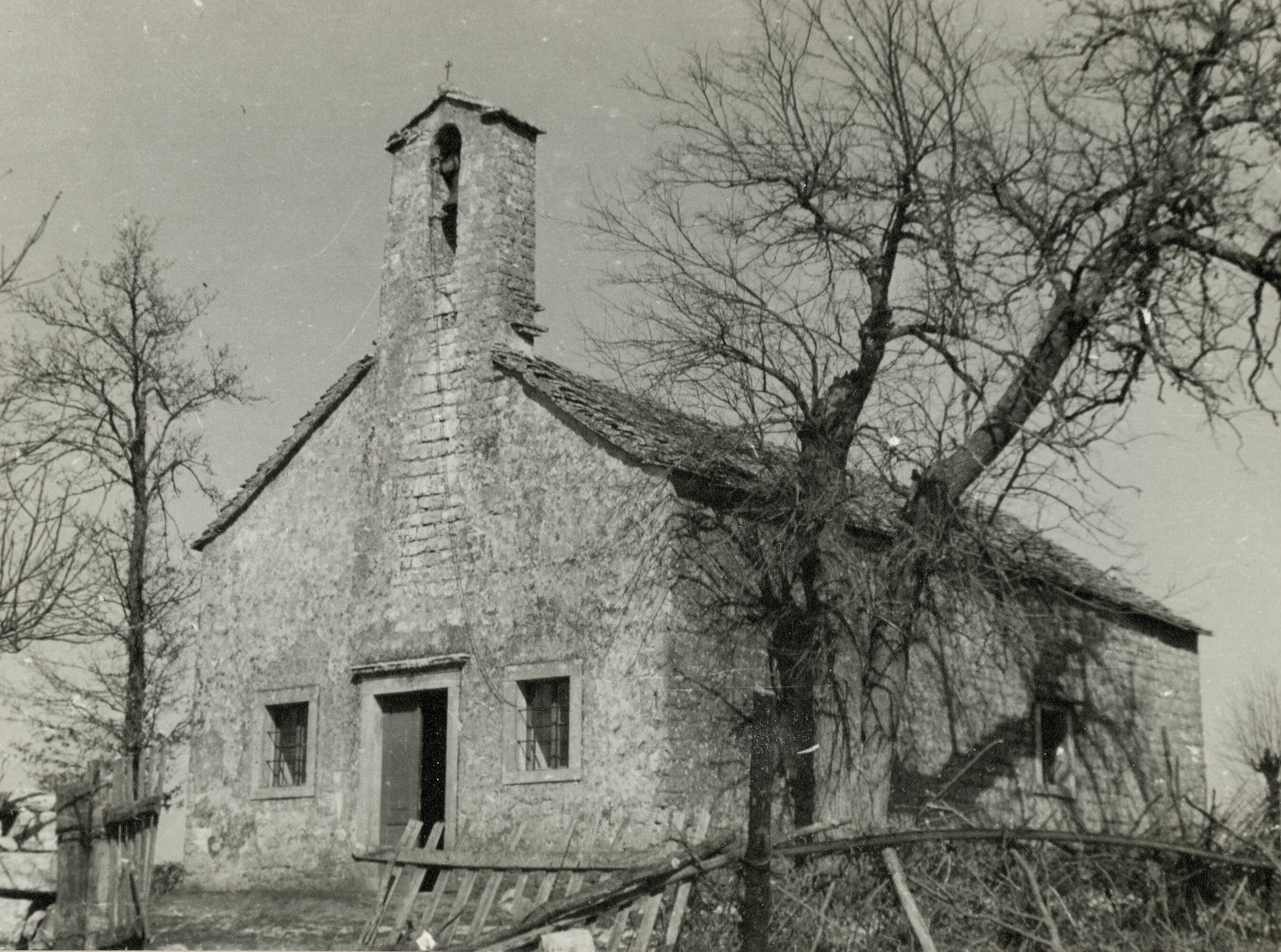 Branko Fučić, Bazgalji (Gračišće), Kapela sv. Marije Magdalene, vanjština: pogled s jugozapadne strane