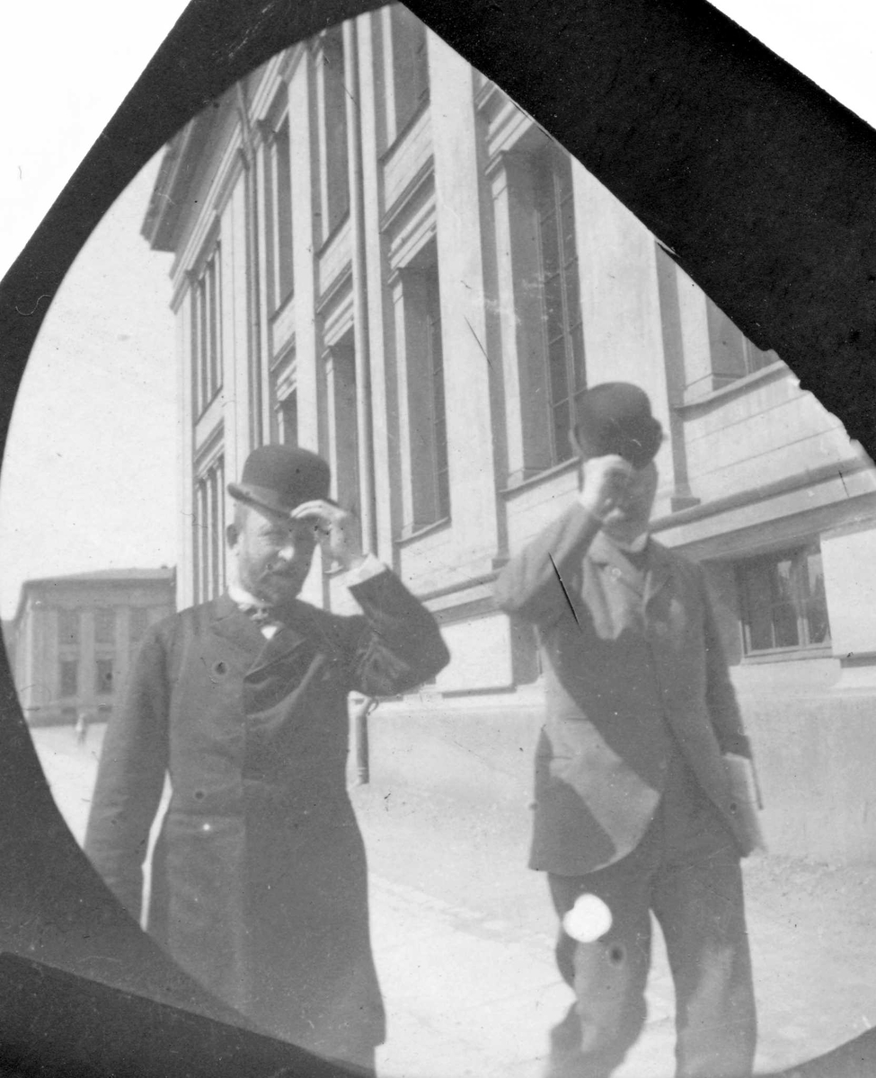 Fredrik Carl Mülertz Størmer, Prof. A. Blytt og Wille spaserer langs Karl Johans gate, Oslo, og Universitetet.