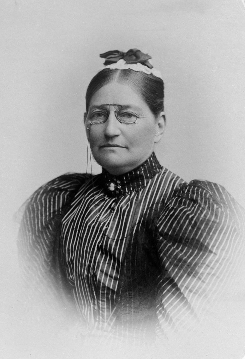 Maria Tesch, Porträtt. Porträttbild från Maria Teschs ateljé. Foto: Maria Tesch. Fotograferad i Maria Teschs ateljé som fanns i Linköping åren 1873 - 1936. Digitaliserad efter original glasnegativ som förvaras på Stiftsbiblioteket /Linköpings stadsbibliotek.