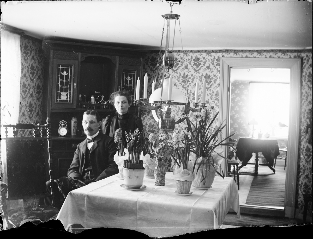 Skötsner-Edhlund, Man och kvinna i bostadsmiljö, Östhammar, Uppland