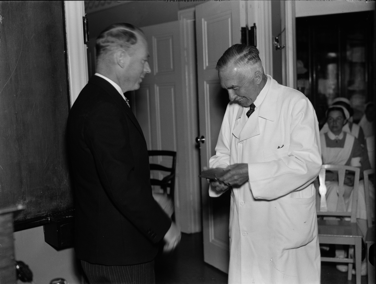 Paul Sandberg, “Surgery’s rapid advance march has not lost the tempo” - rejection of Professor Gunnar Nyström, Akademiska Hospital, Uppsala May 1942. Senior Physician Anders Westerborn hands over a gift