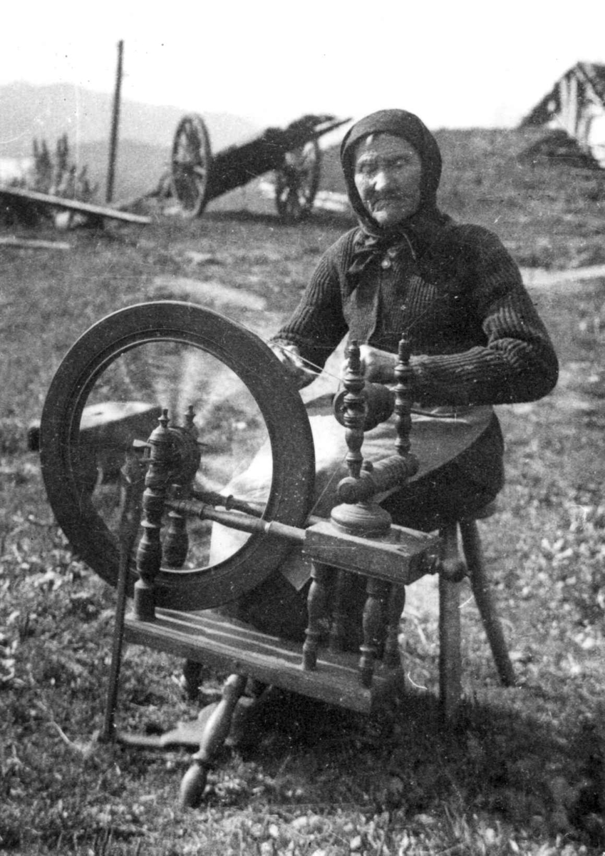 Anna Grostøl, Fru Anna Ånensdatter Grostøl sitter ute og spinner på rokken. Eiken 1937.