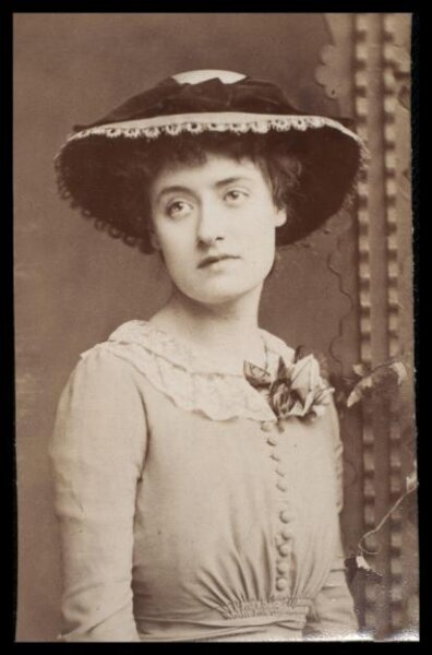 London Stereoscopic and Photographic Company, Guy Little Theatrical Photograph