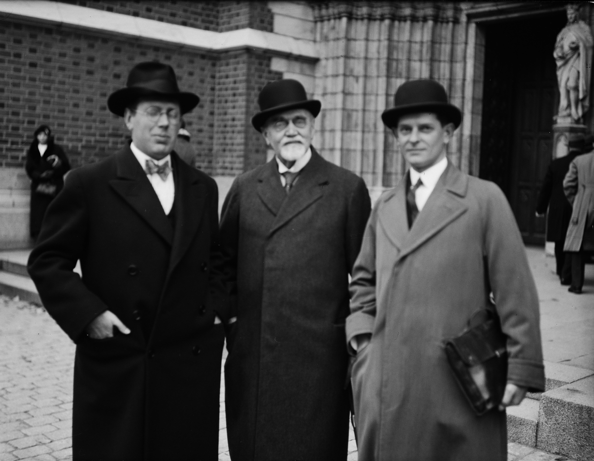 Paul Sandberg, Tre män utanför Uppsala domkyrka 1933