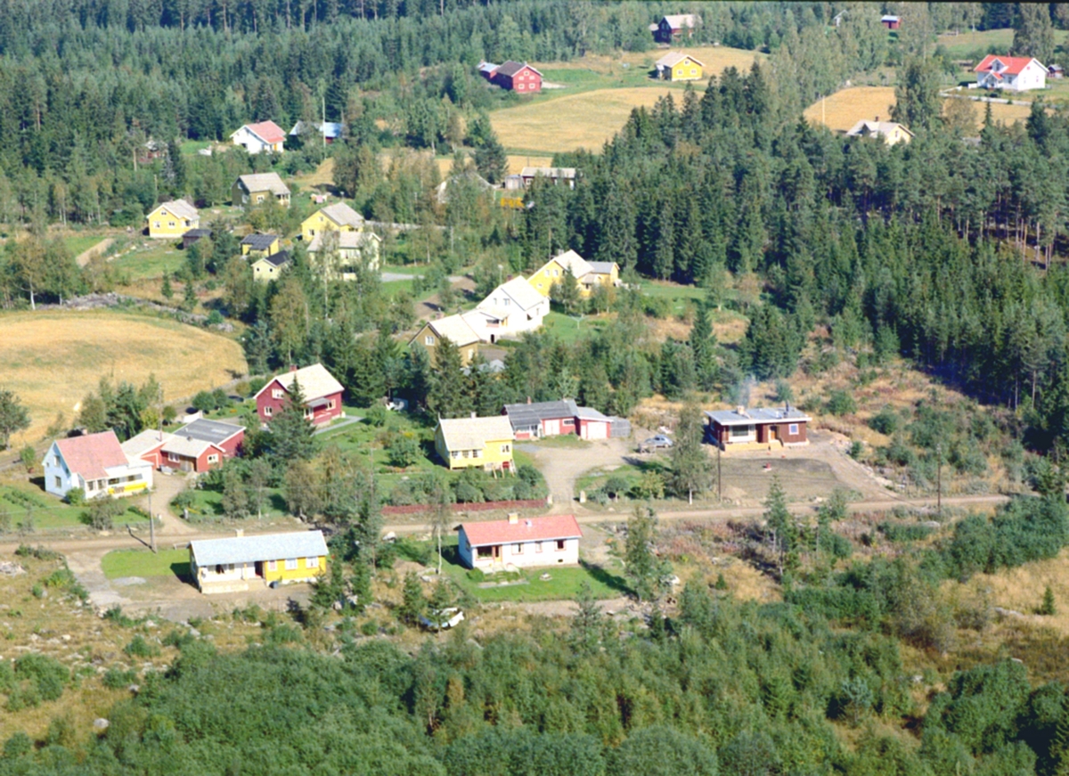 Widerøes Flyveselskap A/S, Flyfoto, Theakrysset (Y-kryseet Fv161/164), Ådalsbruk. FRYDENHEIM, VEIBERG. (Fotballbana på Bruket ble anlagt på jordet ned til venstre.) Løten.