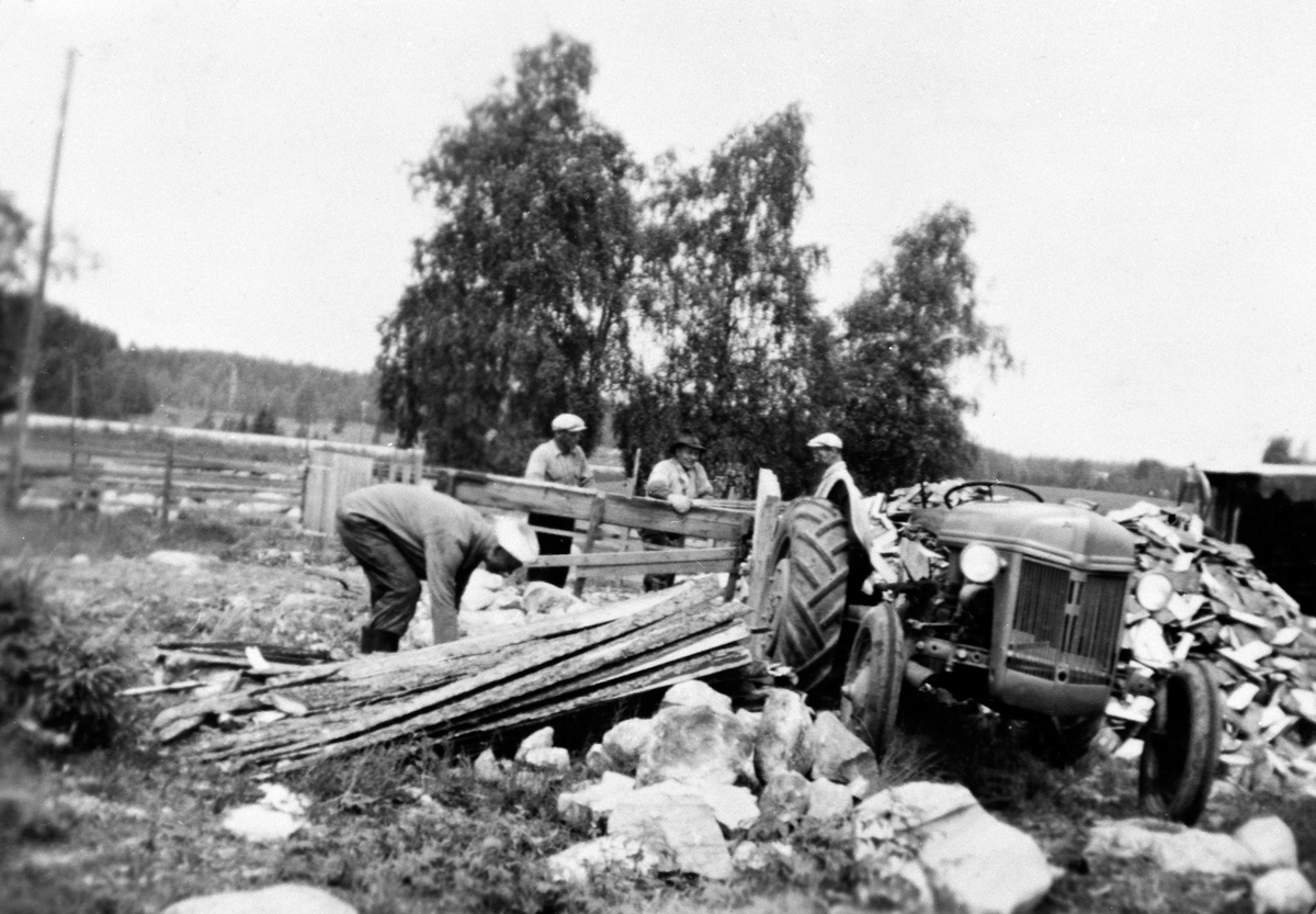 Anno Domkirkeodden, TRAKTOREN TIL ØSTVANG MASKINLAG, KJØRER MIKAL STENGÅRD, STENSLI, LØTEN