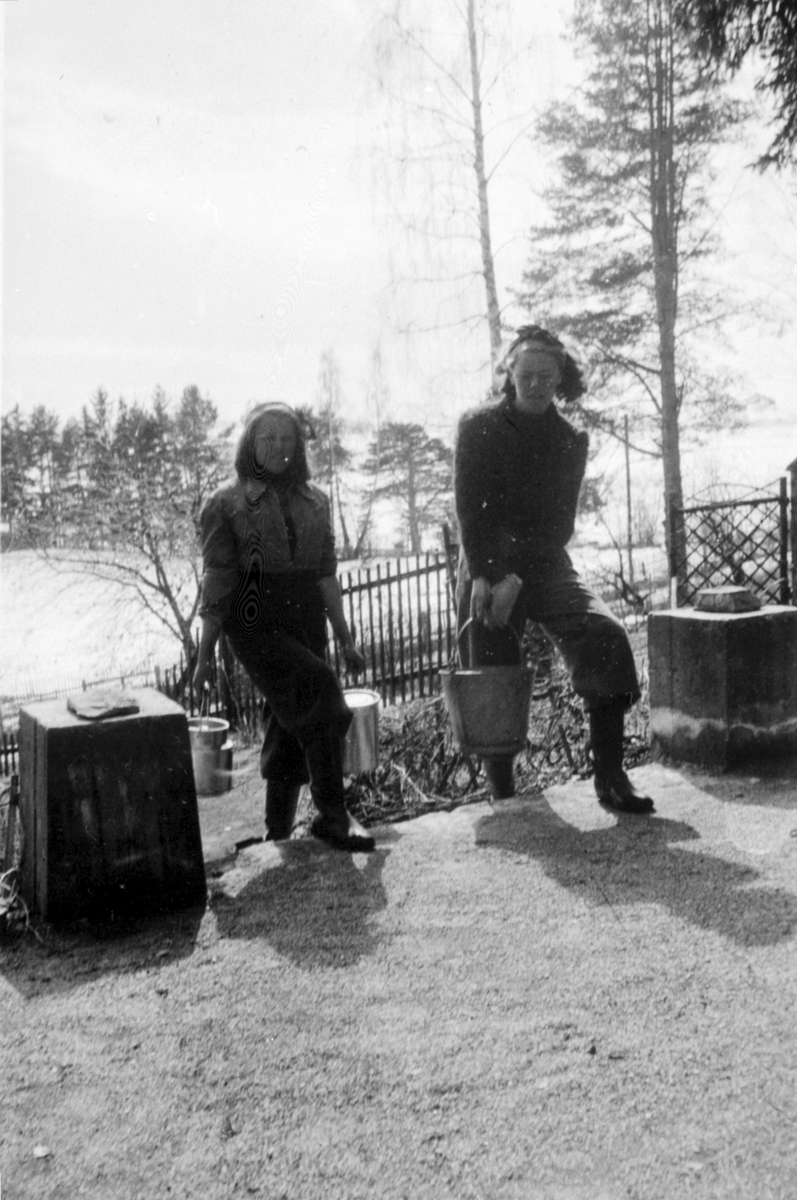 Anno Domkirkeodden, Evakuering til hytte på Jessnes. 2 jenter bærer vann. Fra venstre er Kari Olsen, Berit Monsen gift Wormedal, Furnes.