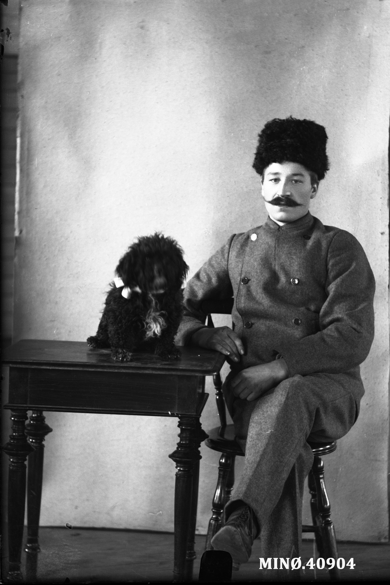 Oscar Holte, Portrett av mann med flott bart. Hund.
