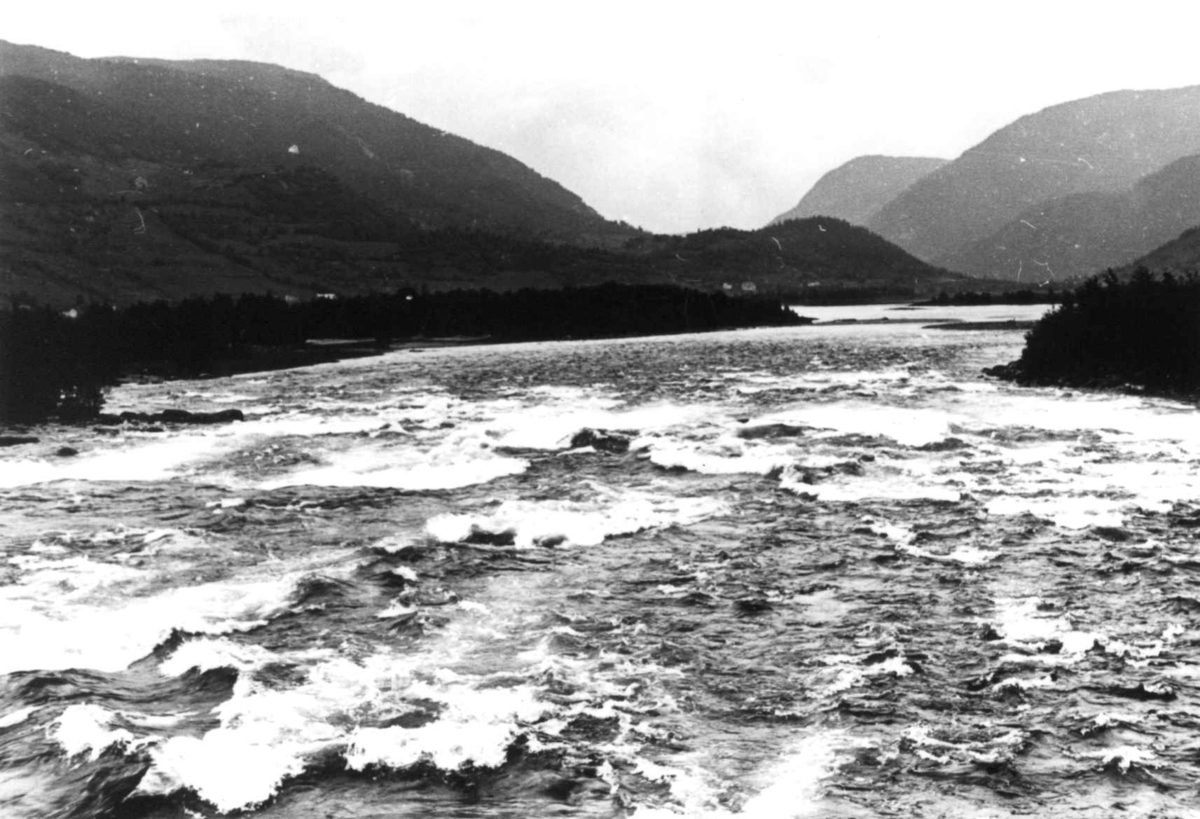 Anna Grostøl, Oversiktsbild mot nord fra broen over til Nomeland, Valle 1939.