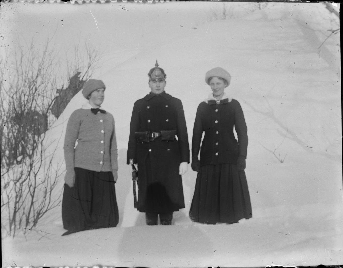 Skötsner-Edhlund, Man i uniform tillsammans med två kvinnor, Boden