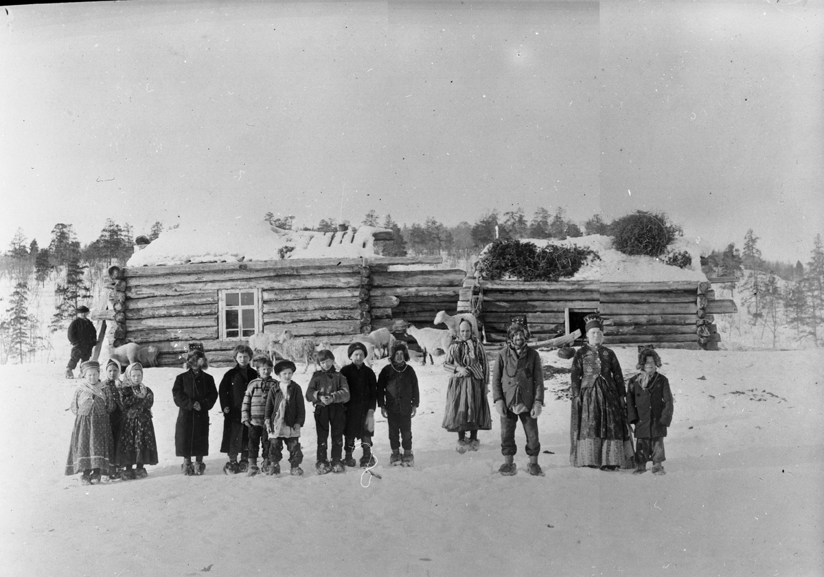 Ellisif Rannveig Wessel, Skoltesamer, voksne og barn, utenfor en bygning i Boris Gleb, Russland eller Øvre Skolteby, Sør-Varanger, Finnmark, før 1897.