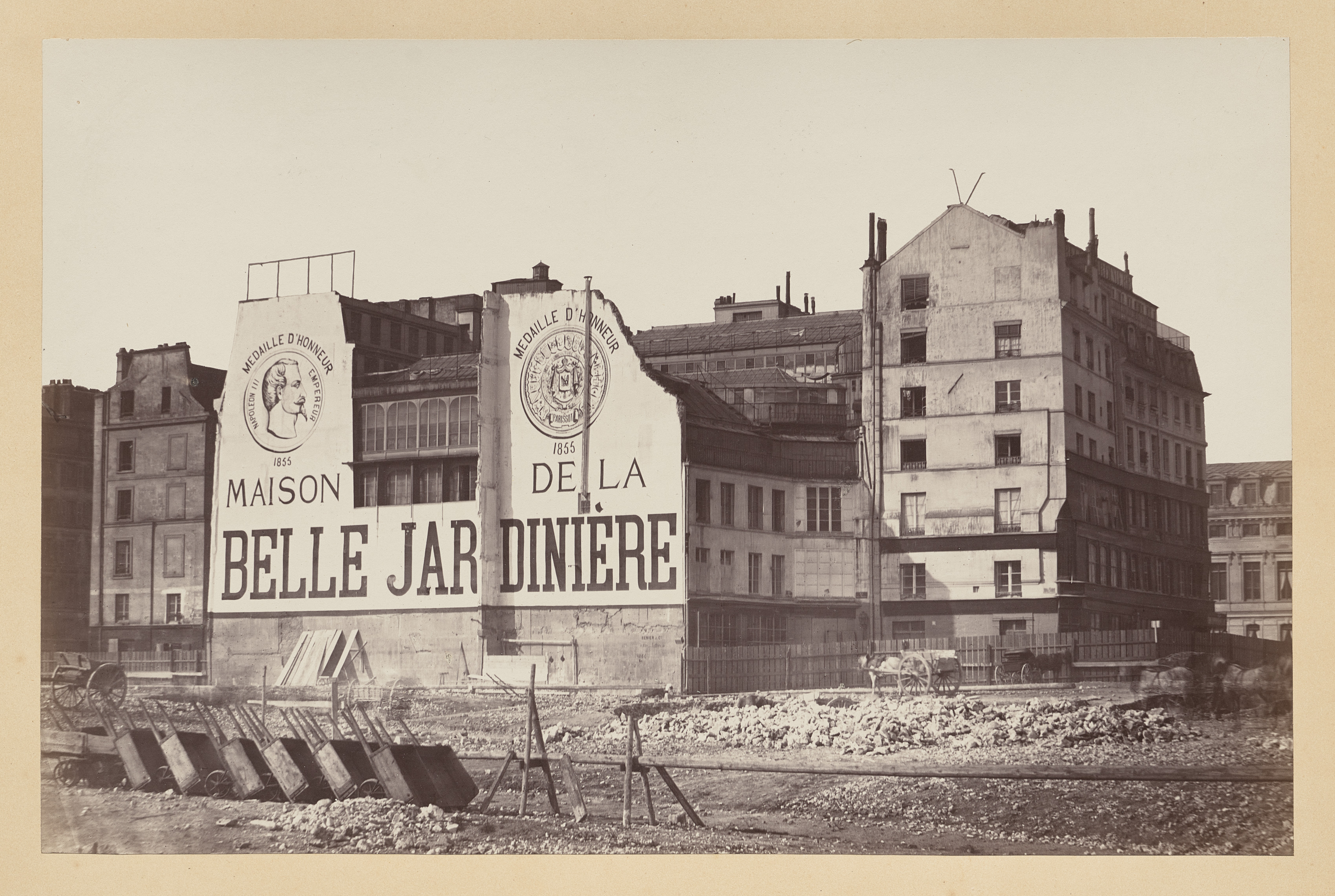Charles Marville, La Belle Jardinère: le magasin de la rue de la Cité pendant sa demolition, Paris