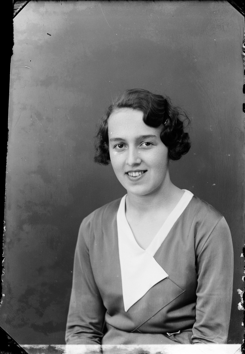 Skötsner-Edhlund, Ateljéporträtt - Doris Eriksson från Forsmark, Uppland