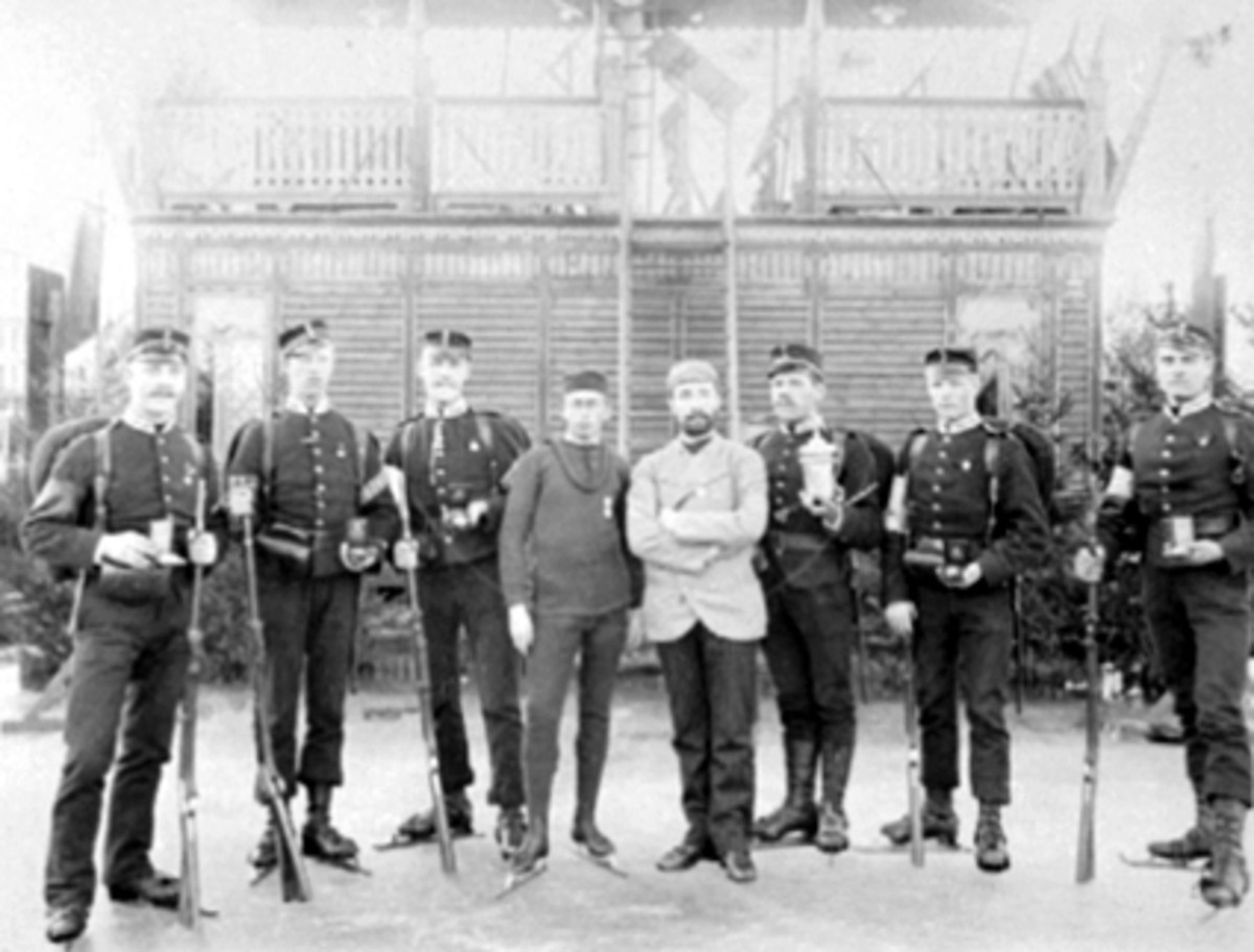 Anno Domkirkeodden, GRUPPE, SKØYTEDRAKT EINAR HALVORSEN, 6 MILITÆRER, GEVÆR, PREMIER