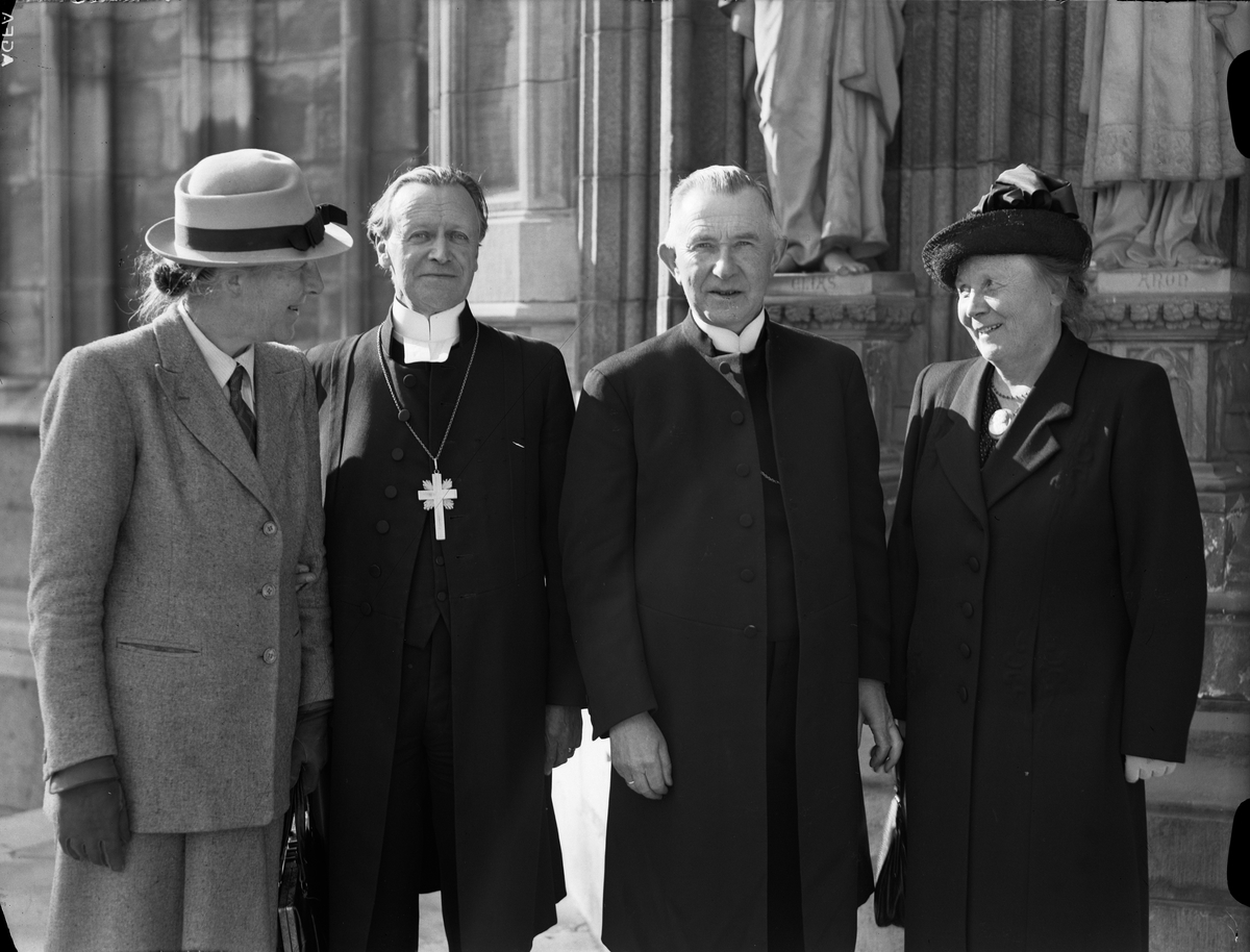 Paul Sandberg, Grupporträtt med ärkebiskop Erling Eidem utanför Uppsala domkyrka 1945
