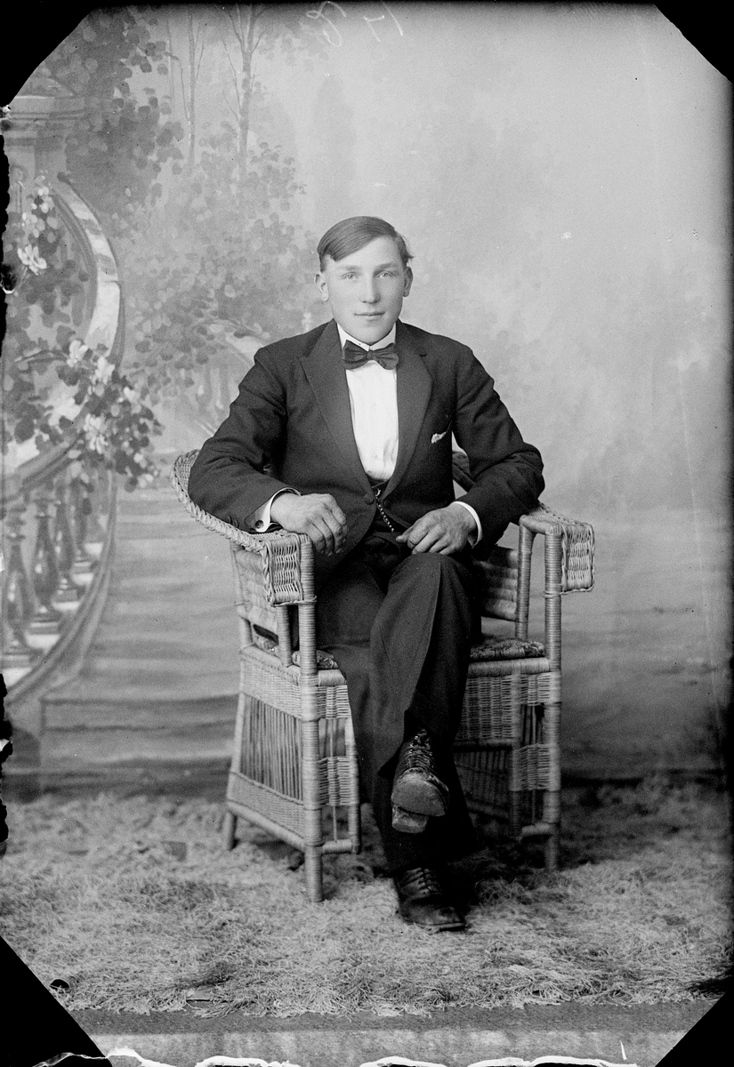 Skötsner-Edhlund, Ateljé portrait - Otto Olsson of Gimo, Skäfthammar parish, Uppland 1923