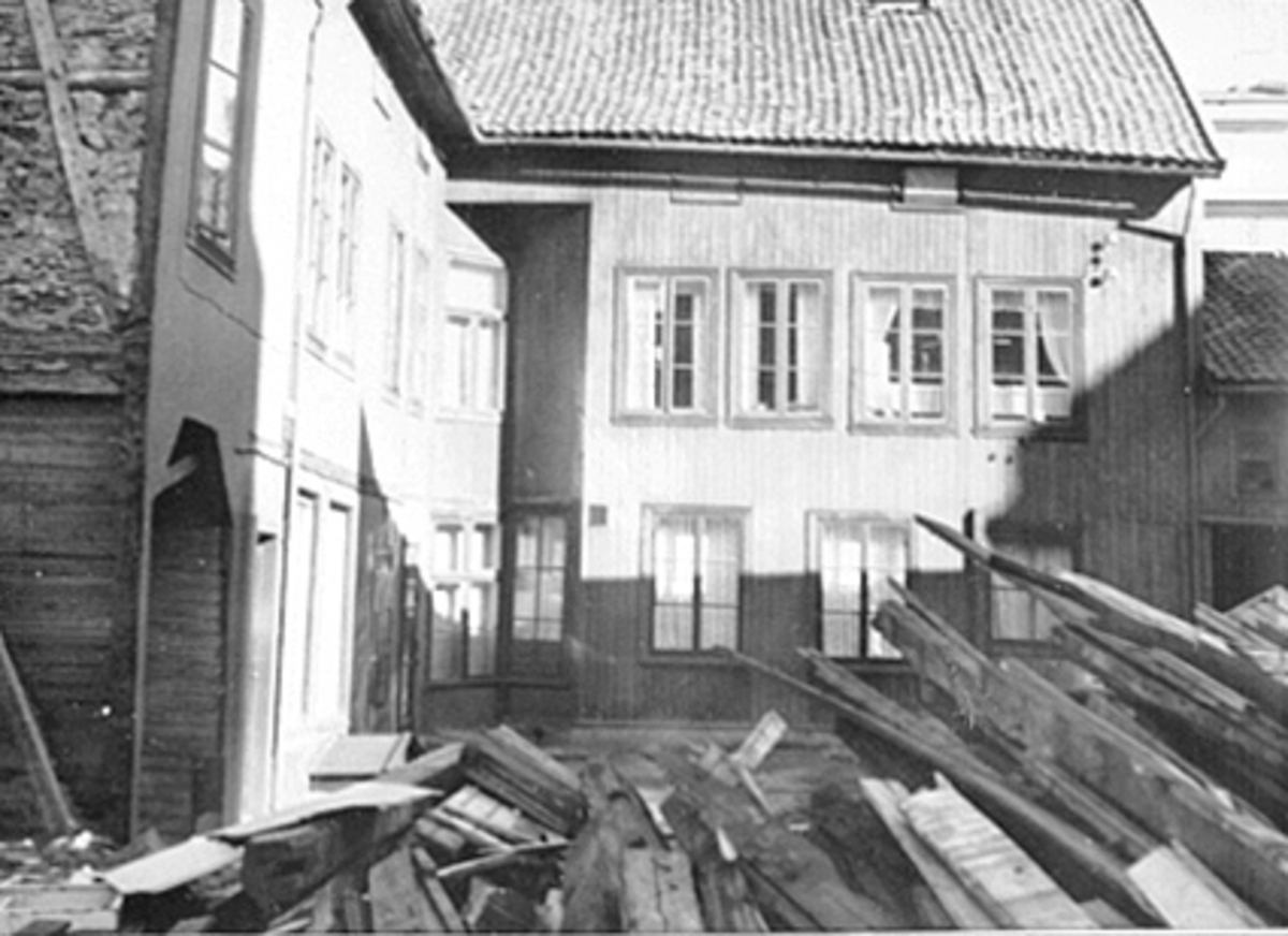 Anno Domkirkeodden, EKSTERIØR BAKGÅRD, STRANDGATA 35