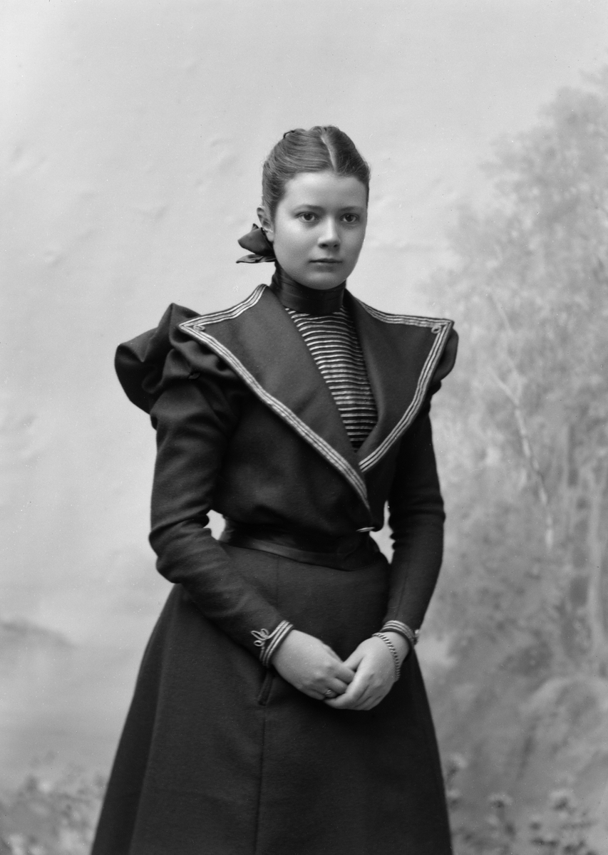 Maria Tesch, Jeanne Louise Lovén Fröken Foto: Maria Tesch. Fotograferad i Maria Teschs ateljé som fanns i Linköping åren 1873 - 1936. Digitaliserad efter original glasnegativ som förvaras på Stiftsbiblioteket /Linköpings stadsbibliotek.
