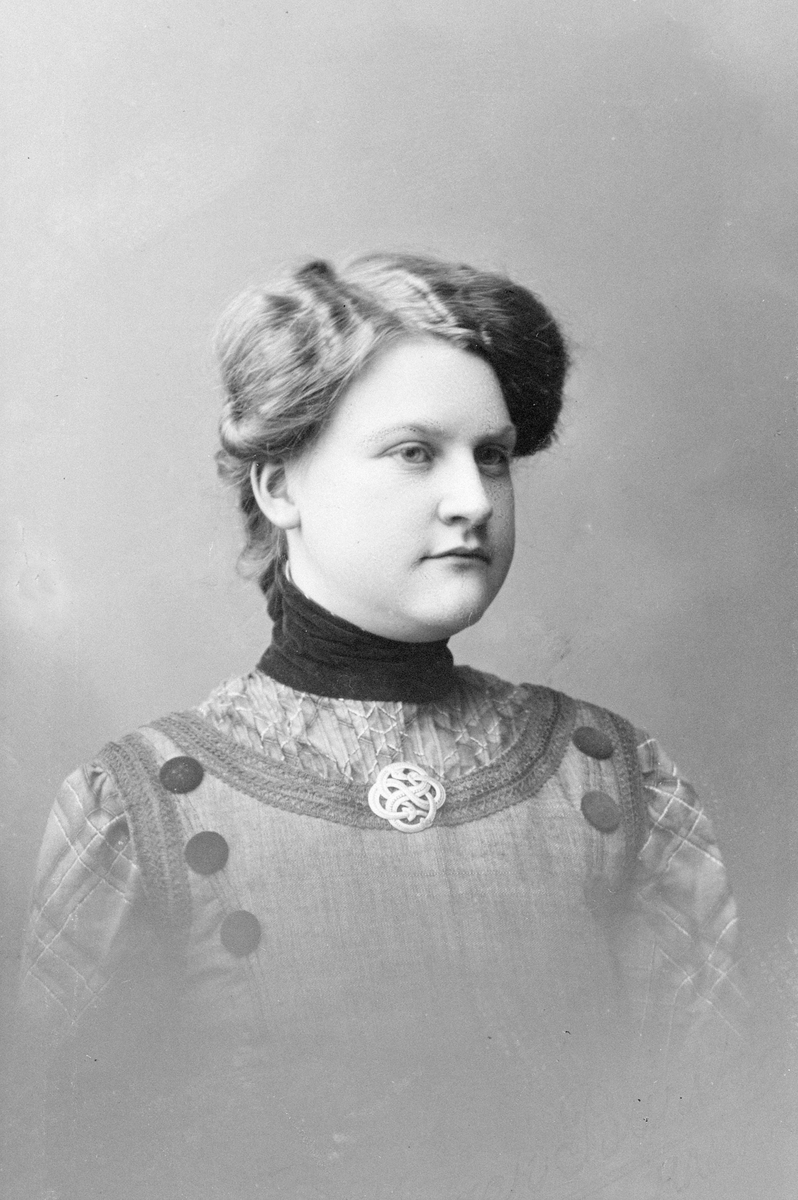 Anno Domkirkeodden, JULIANE SIMENSTAD, GIFT BOLSTAD. PORTRETT