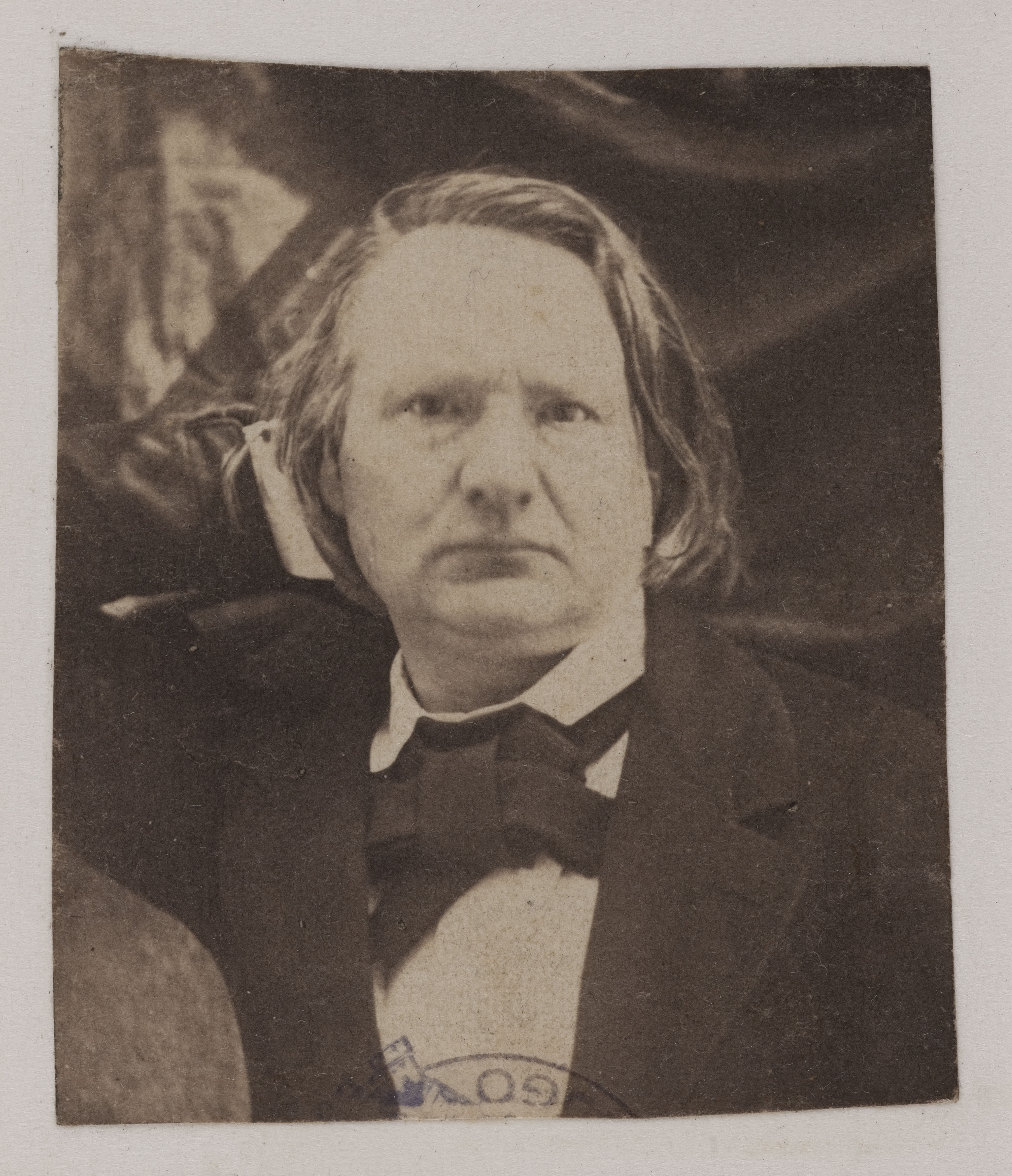 Charles Hugo, Victor Hugo de face, accoudé à un mur à Jersey