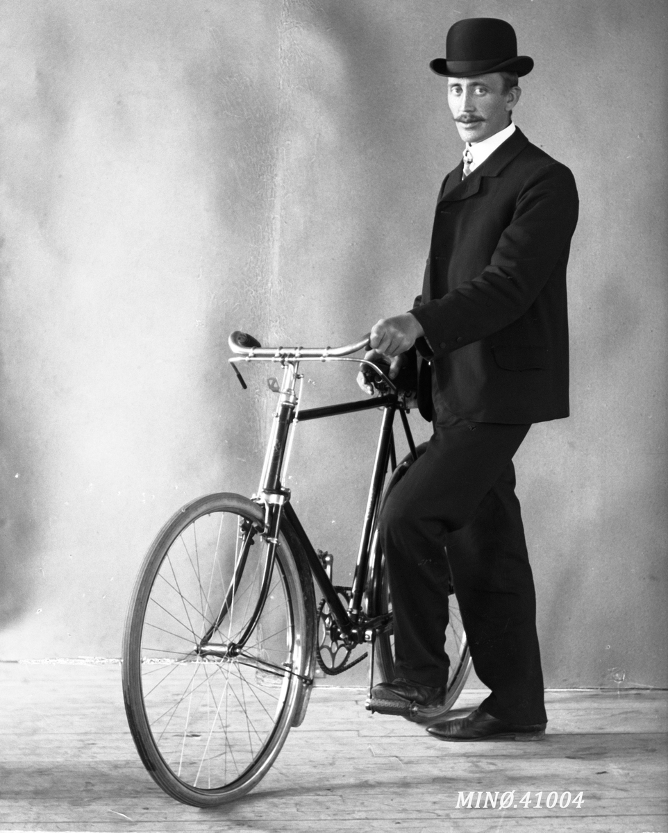 Oscar Holte, Portrett av mann med sykkel - J. Ytterhaug