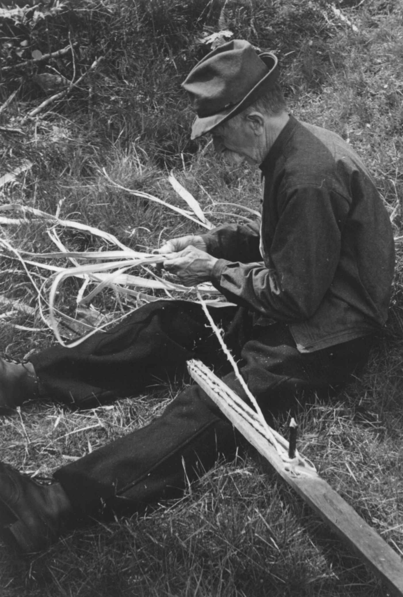 Anna Grostøl, Gunder Tarjeisen Torsland lager bastetau. Åseral 1943.