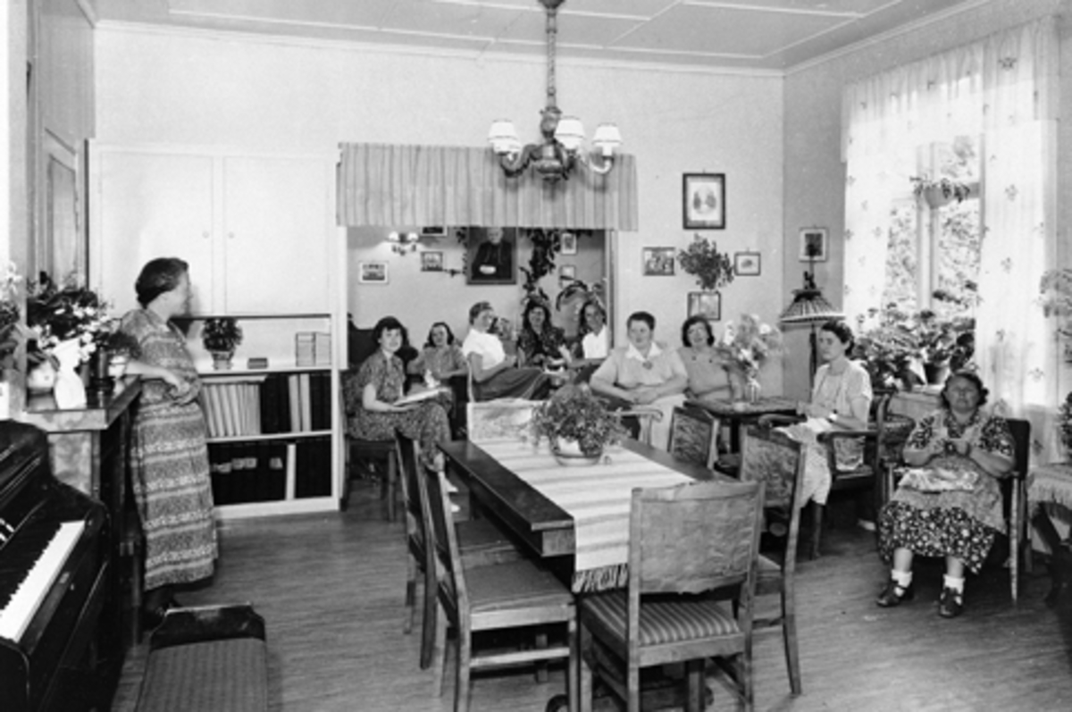 Anno Domkirkeodden, HAMAR DØVES VEL. INTERIØR I STORHAMARGATA 74. GRUPPE 10. UKJENTE.