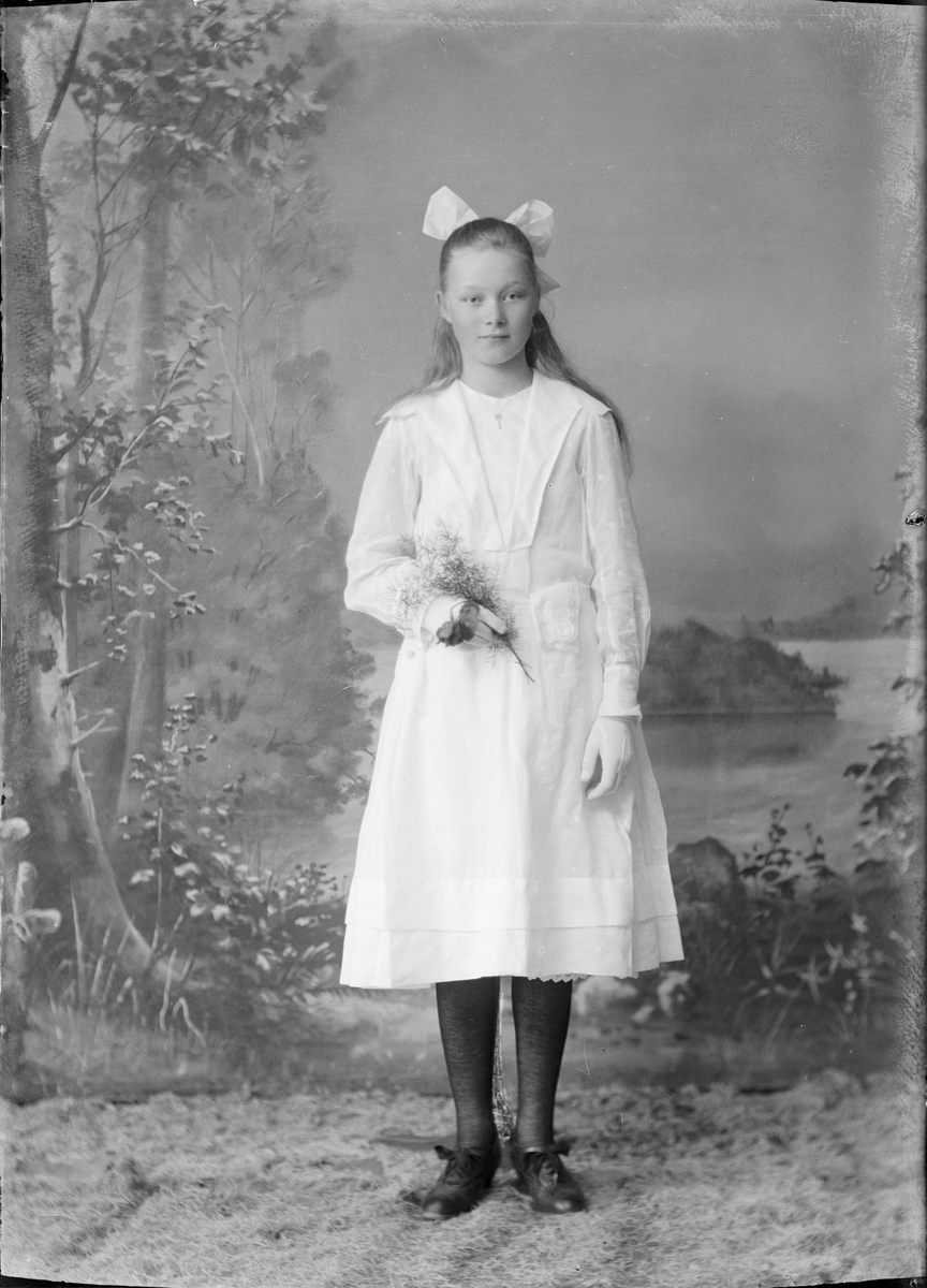 Skötsner-Edhlund, Ateljéporträtt - Elsa Larsson från Raggarön, Börstil socken, Uppland 1922