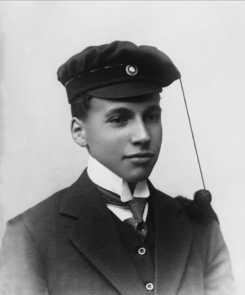 Gustav Borgen, Avfotografering. Portrett, mann med studentlue. Werholm.