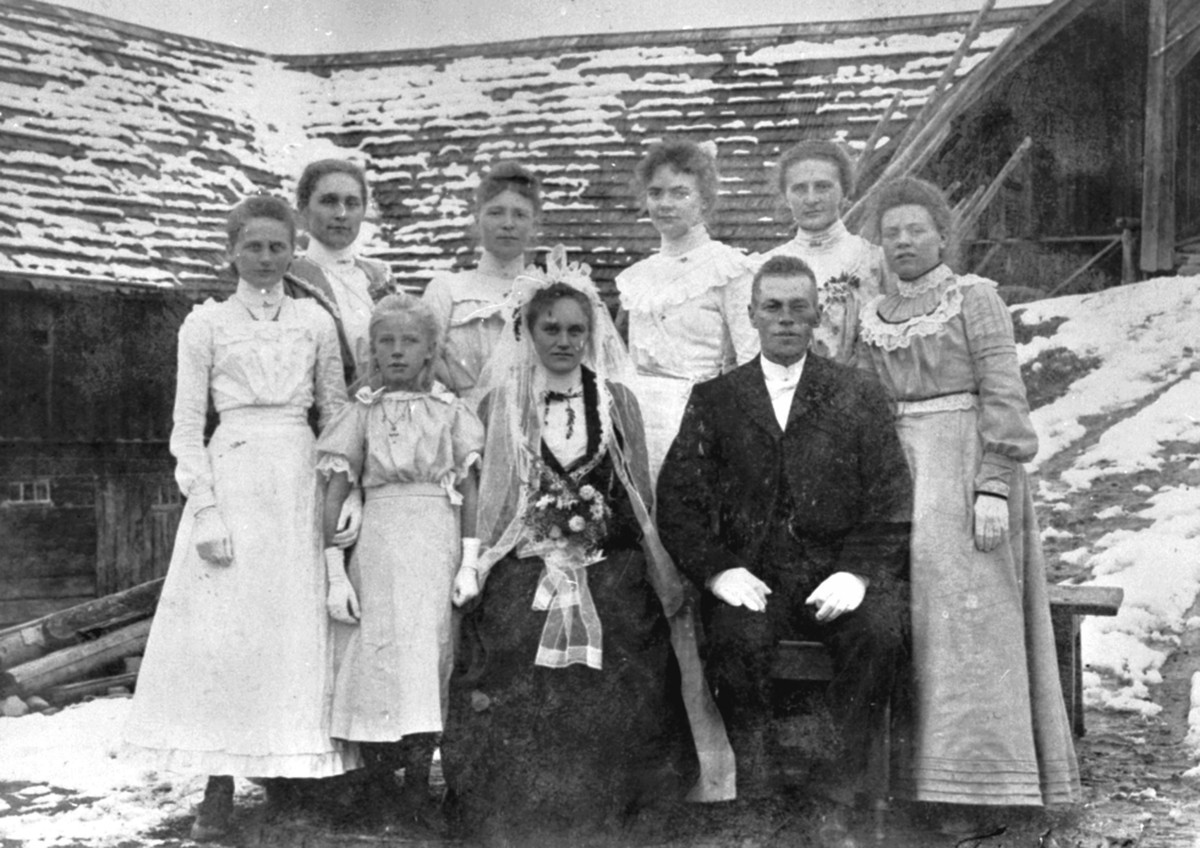 Anno Domkirkeodden, Bryllup på Øvre Sund, Helgøya. Brudeparet er Gunda Gudbrandsdatter Sund (1880-1970) og Syver Narmo (1873-1966). Fra venstre er Elise Sund (1888-1923), Emma Sund (1875-1952), Marte Herset. Resten er ukjent.