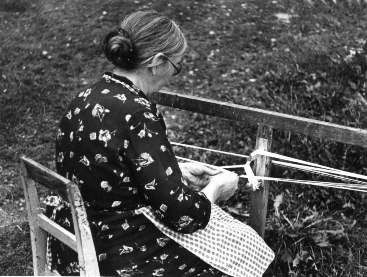 Anna Grostøl, Odnes Land, Oppland 1938. Petra Hagen sitte ved båndvev.