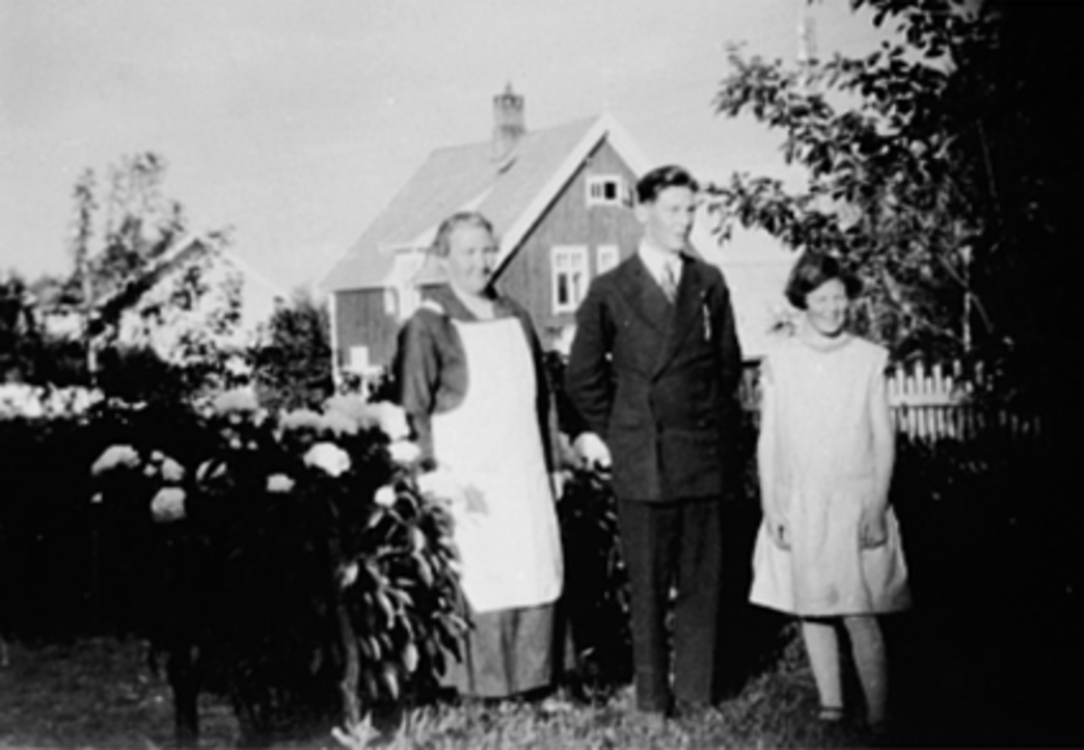 Anno Domkirkeodden, F.v. Thora Gundersen, Reidar Gundersen, Elsa Gundersen. Rollsløkka, Hamar.