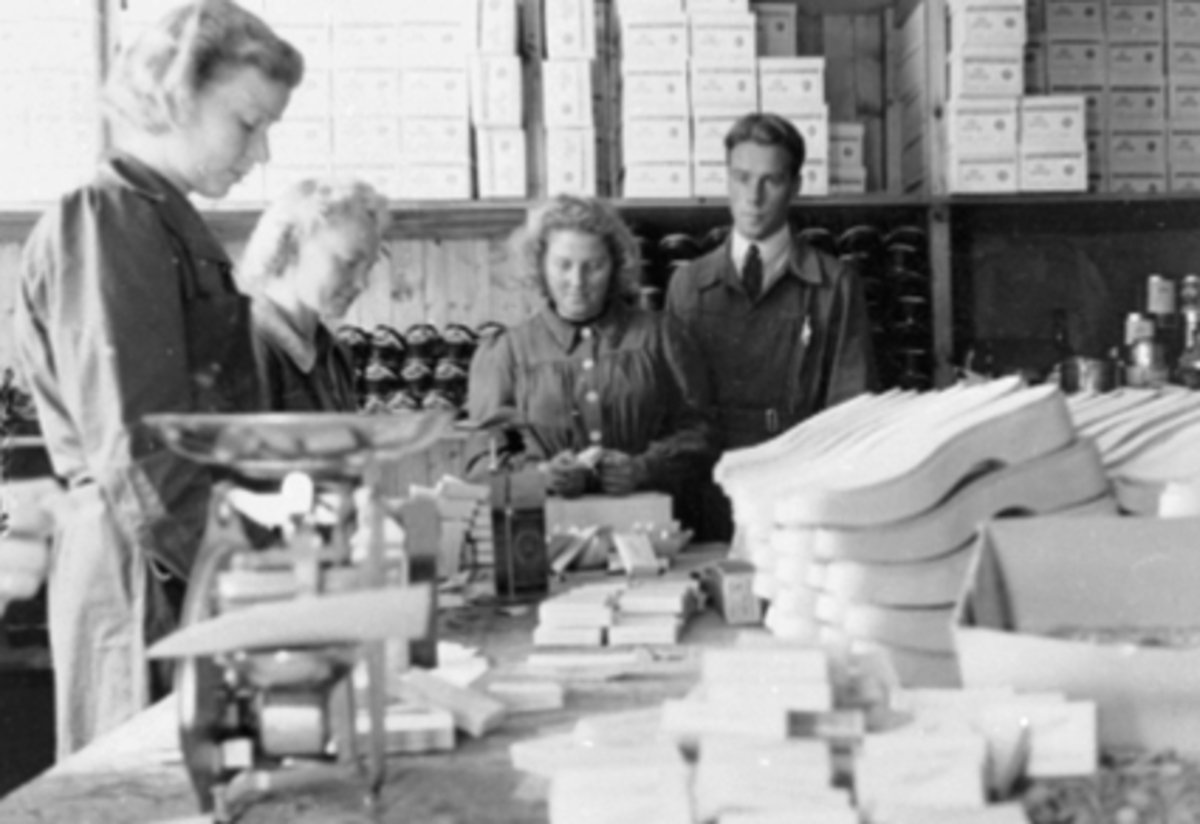 Anno Domkirkeodden, INTER. LAGER, NORRØNA SKOFABRIKK, TRESKOBUNNER, 4 PERSONERFra v: Jenny Emilsen, ?, Astrid Larsen, Bjarne Iversenlagersjef.