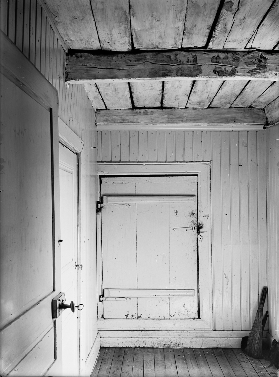 Paul Sandberg, Förstuga, Oppgården, Berga, Danmarks socken, Uppland, sannolikt 1920-tal