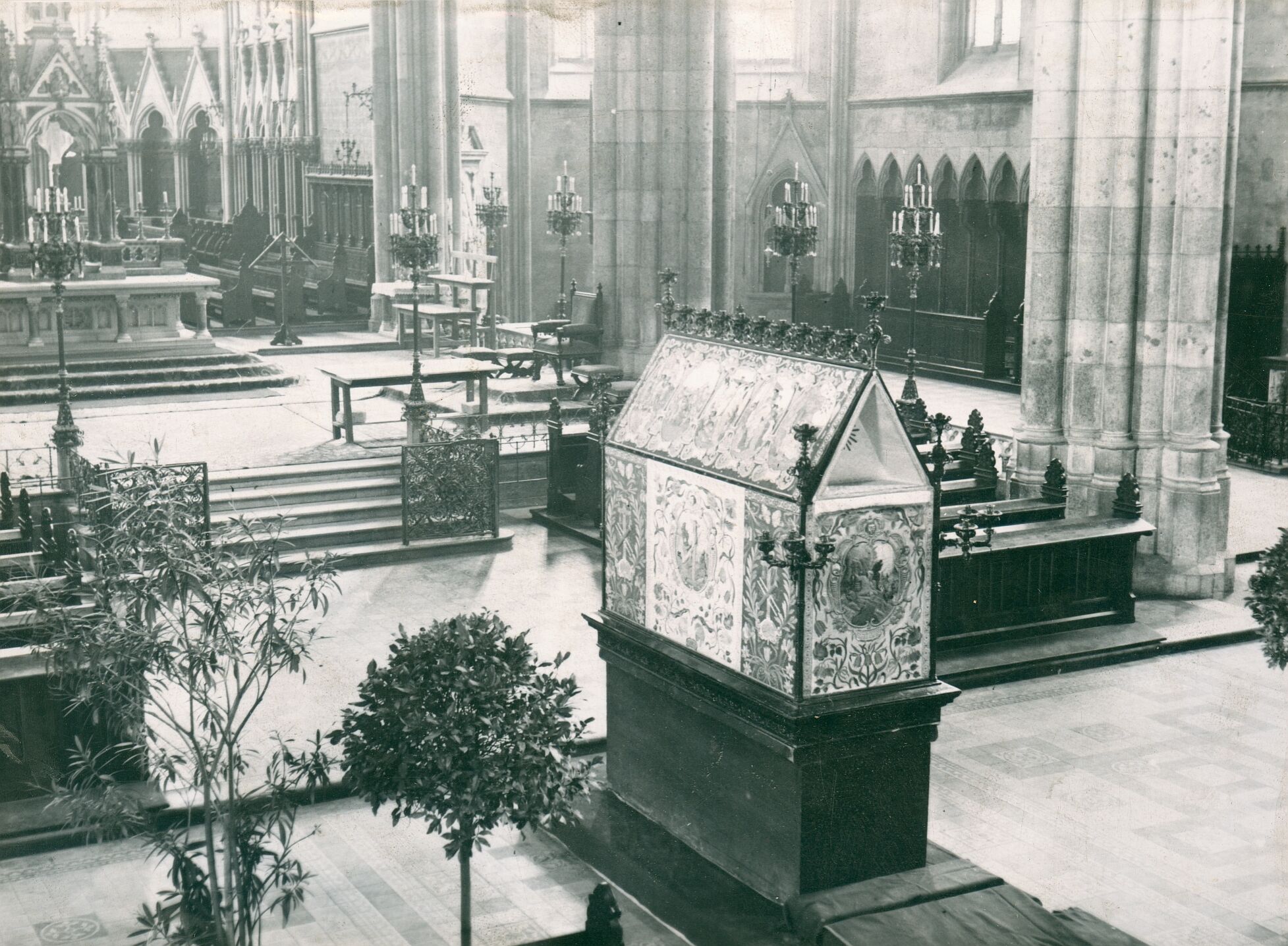 Promičba, Zagreb - Zagrebačka katedrala - Tumba (Božji grob) kojega je naručio zagrebački biskup Petretić, a izveo Jakob Wolfgang Stoll