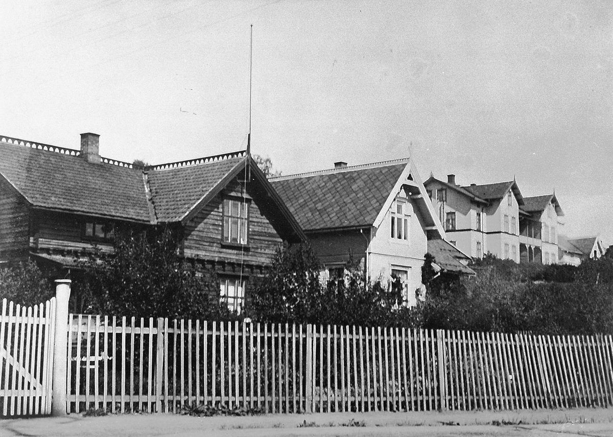 Hans Emil Erichsen, Scheels gate 3 i Hamar. Villaer i Vestbyen. Stakittgjerde.