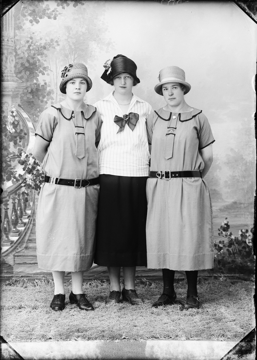 Skötsner-Edhlund, Ateljéporträtt - två kvinnor och Alice Häggrot från Marka, Harg socken Uppland 1926