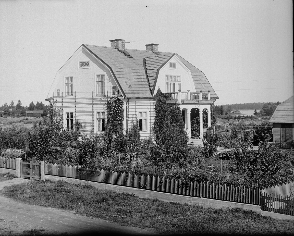 Skötsner-Edhlund, Patron Owenius villa från 1917 i korsningen mellan Nordanviksgatan och Klackskärsgatan, Östhammar, Uppland
