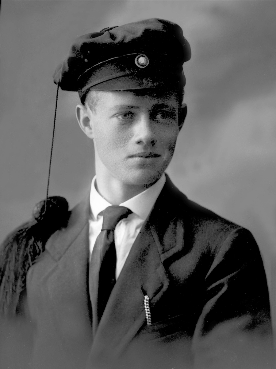 Gustav Borgen, Portrett, mann med studentlue, Olav Havrevold.