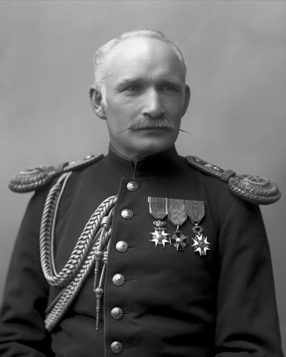 Gustav Borgen, Portrett, generalmajor Johan Lauritz Bull i uniform.