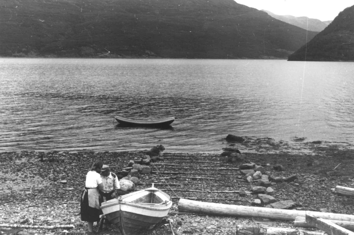 Anna Grostøl, Båtstø. To personer har dratt en båt på land. Olderdalen, Kåfjord, Troms 1947.
