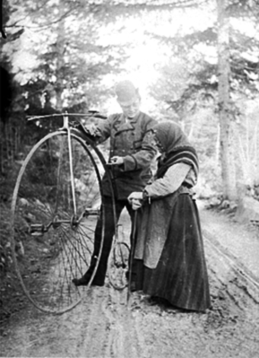 Anno Domkirkeodden, JOHANNES ALHAUG MED VELOCIPED (SYKKEL) VED SIDEN EN GAMMEL KONE PÅ GAMLE FURNESVEGEN.