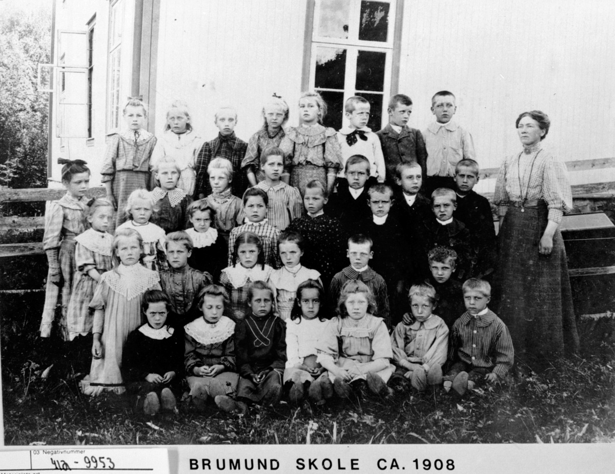 Anno Domkirkeodden, Elver og lærer ved småskolen, Brumund skole, Veldre, Ringsaker.