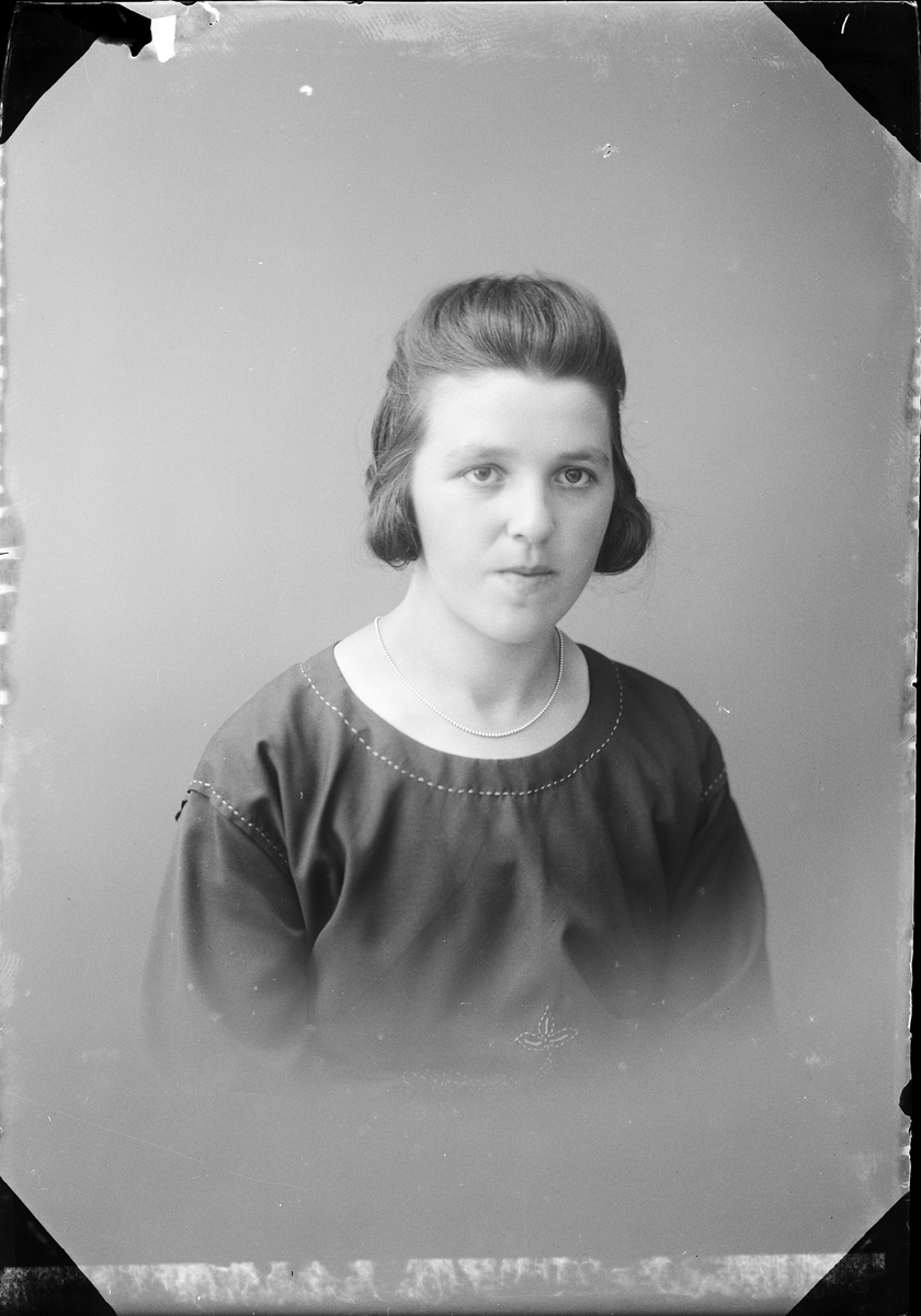 Skötsner-Edhlund, Ateljé portrait - Theresia Eriksson from Lund, Alunda parish, Uppland 1923