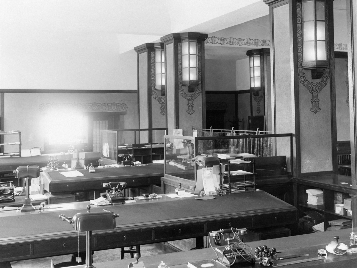Anno Domkirkeodden, Oplandske Kreditbank, Strandgata 41, Hamar. Bankinteriør, ekpedisjonen, kontorinteriør.