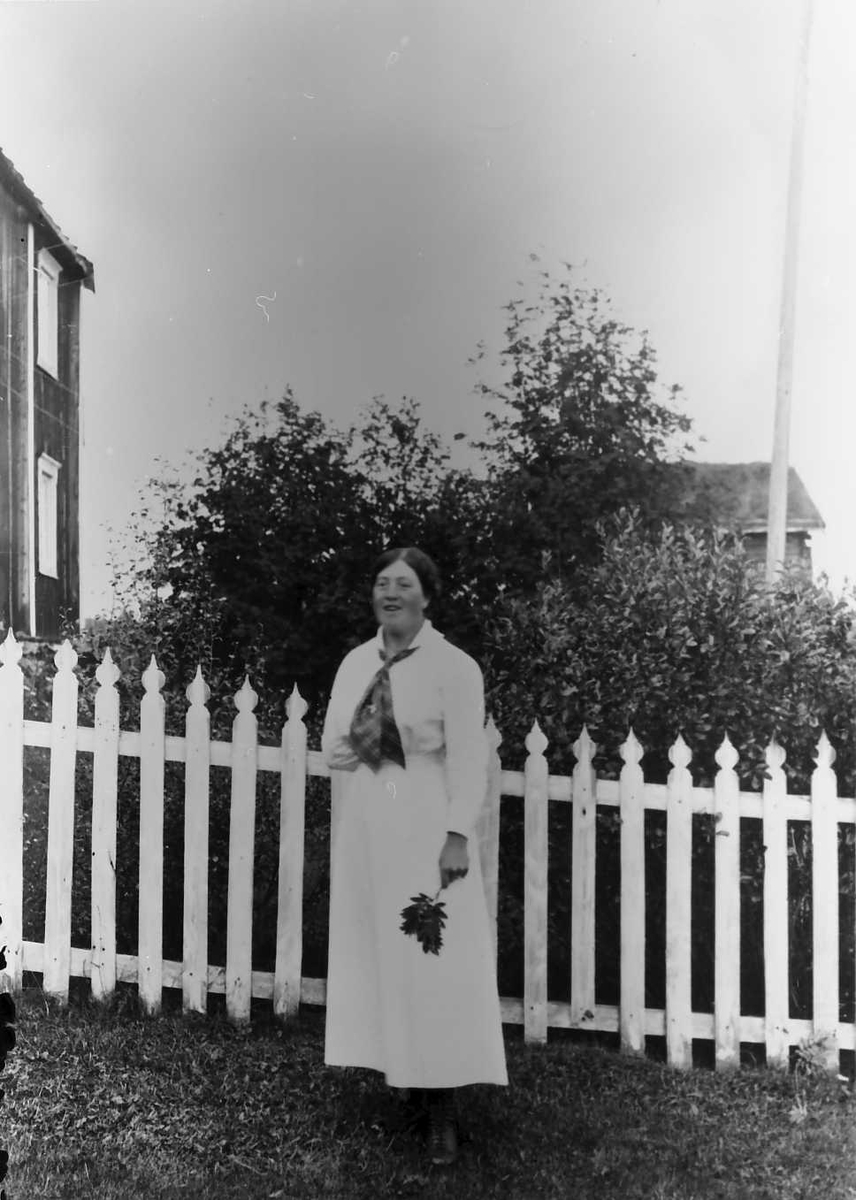 Peder J. Bredalslien, Portrett av kvinne. Stakittgjerde.