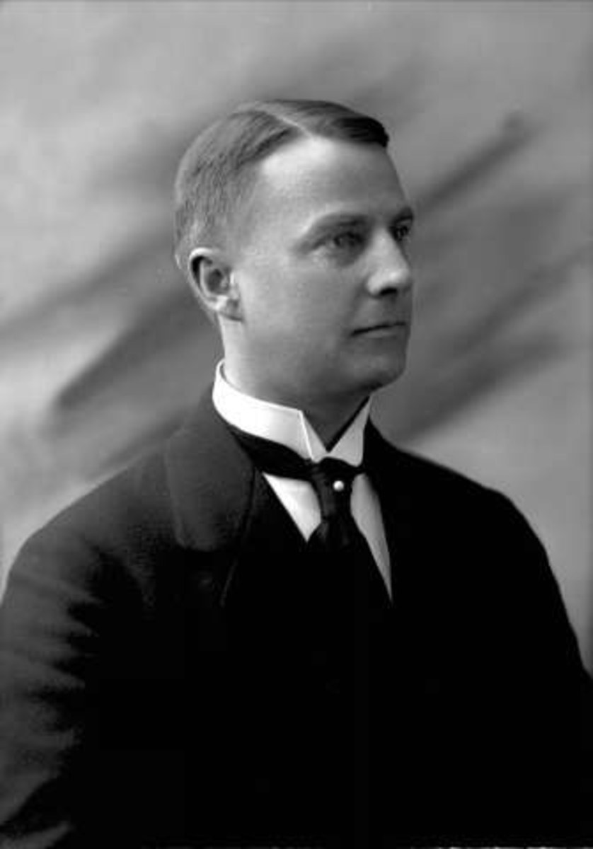 Gustav Borgen, Portrett, mann i dress. Disponent B. Rasmussen.