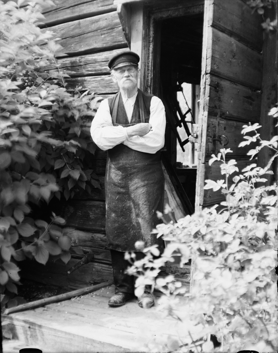 Skötsner-Edhlund, Svarvare Holm utanför sin verkstad, Östhammar, Uppland