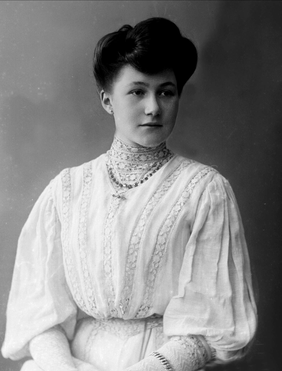 Gustav Borgen, Portrett, kvinne i lys kjole. Frøken Svanøe.